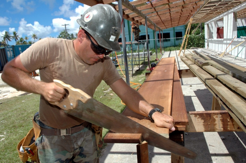 charpentier-NICE-min_worker_construction_building_carpenter_male_job_build_helmet-893290